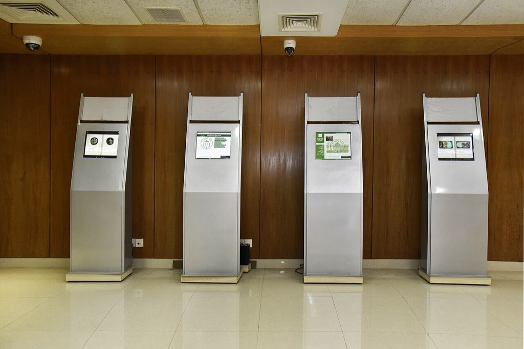 Informacijski kioski na dotik v muzeju Bangladesh Bank Taka Museum.