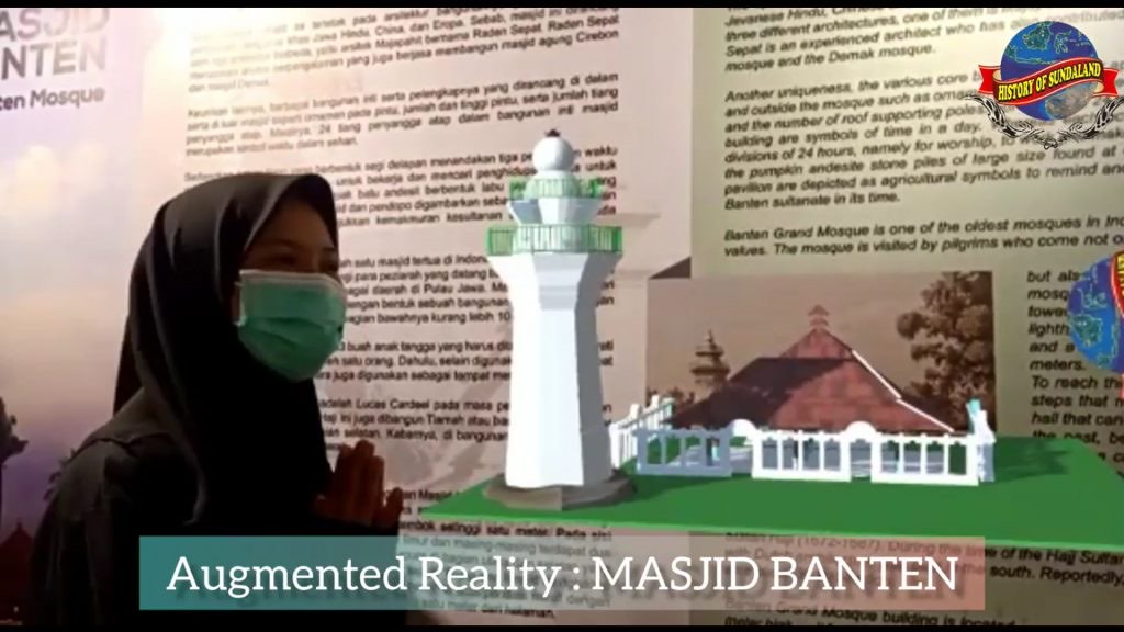 Obiskovalec stoji pred interaktivnim zaslonom z aplikacijo Augmented Reality Museum History of Sundaland.