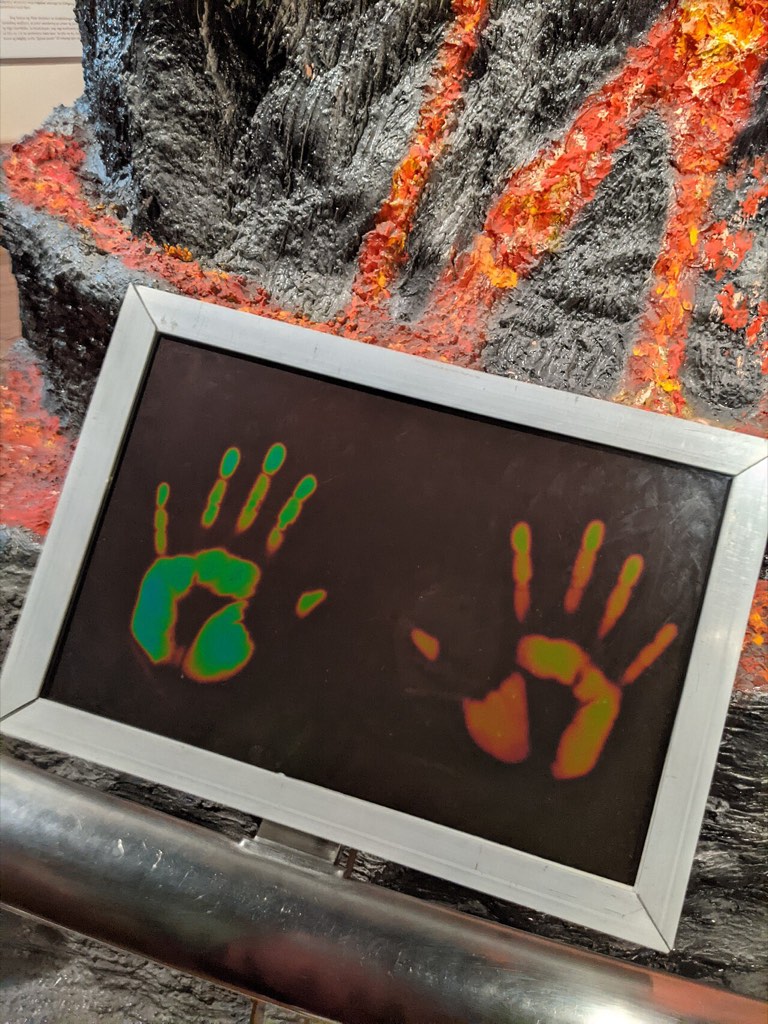 Večbarvni temperaturni zemljevid sveta na digitalnem zaslonu v razstavnem prostoru.