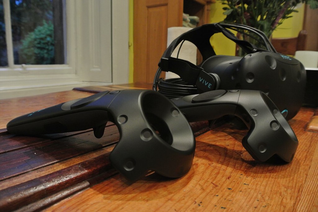 Virtualni naglavni zaslon HTC Vive in krmilnika iz četrtka, 1. decembra 2016.