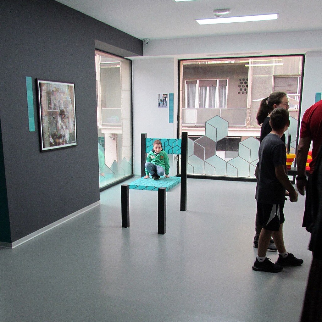 Nevidni prodajalec — kako je Museum of Illusions Madrid 90 % vstopnic prodal skozi sistem, ki ga obiskovalci sploh ne opazijo