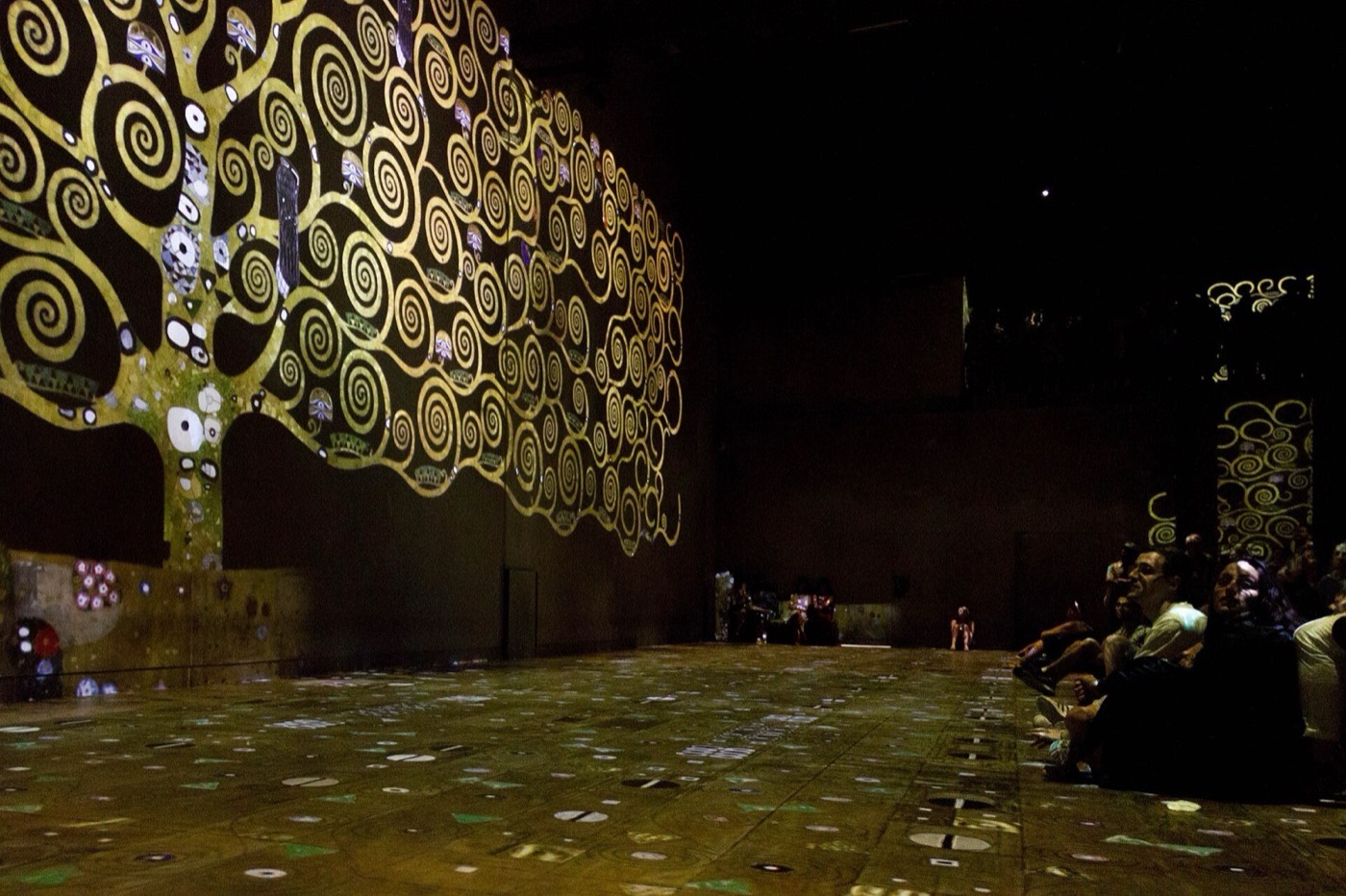 Razstava kot produkt — imerzivna projekcija v Atelier des Lumières