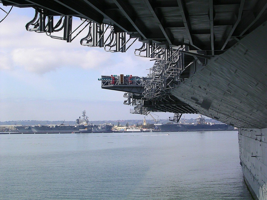 Paluba letalonosilke USS Midway z razstavljenimi letali
